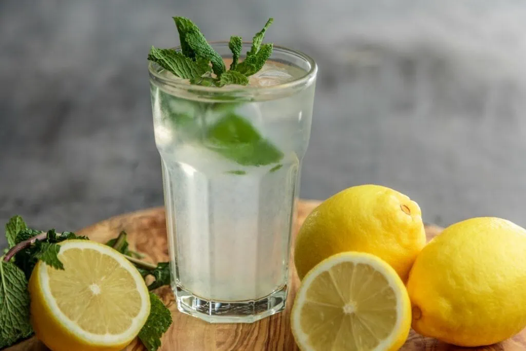 https://unsplash.com/photos/lime-juice-on-drinking-glass-beside-sliced-limes-p5EiqkBYIEE?utm_content=creditCopyText&utm_medium=referral&utm_source=unsplash