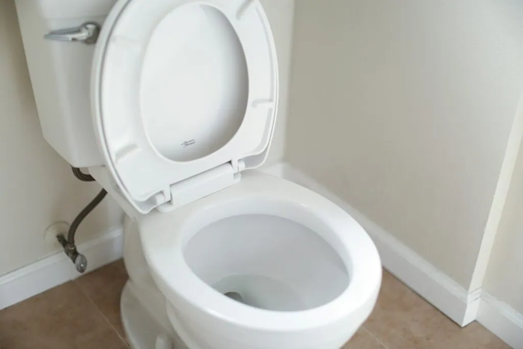 https://unsplash.com/photos/white-ceramic-toilet-bowl-with-cover-876NP3npUMc?utm_content=creditCopyText&utm_medium=referral&utm_source=unsplash