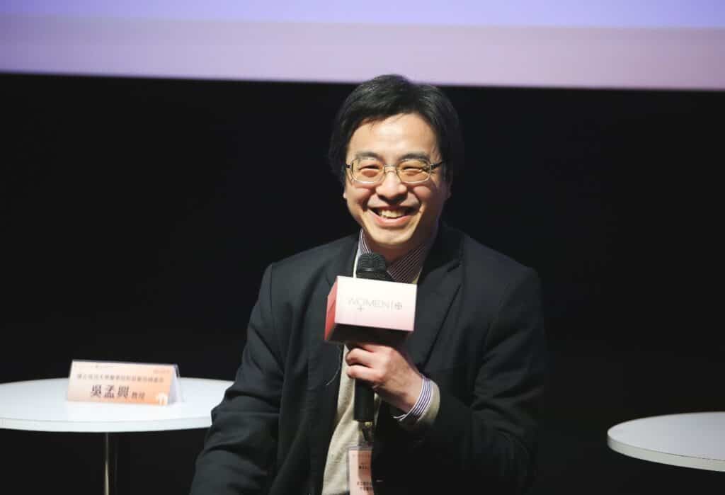 吳孟興醫師指出,避孕藥與荷爾蒙補充扮演著重要的角色,而口服避孕藥發展至今透過各種實證研究,已明確證實對於月經週期、緩解經痛、改善經血過多和青春痘等問題有幫助。例如複合性口服避孕藥含有雌激素和黃體素,透過抑制排卵達到避孕效果;而單純黃體素的避孕藥則能減少部分與雌激素相關的副作用。