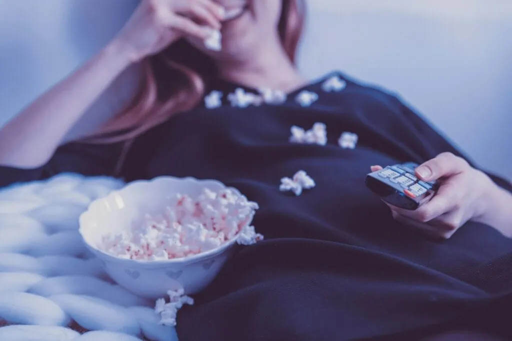 https://unsplash.com/photos/woman-lying-on-bed-while-eating-puff-corn-PpYOQgsZDM4?utm_content=creditCopyText&utm_medium=referral&utm_source=unsplash