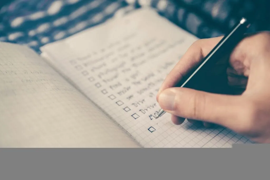 https://unsplash.com/photos/person-writing-bucket-list-on-book-RLw-UC03Gwc?utm_content=creditCopyText&utm_medium=referral&utm_source=unsplash