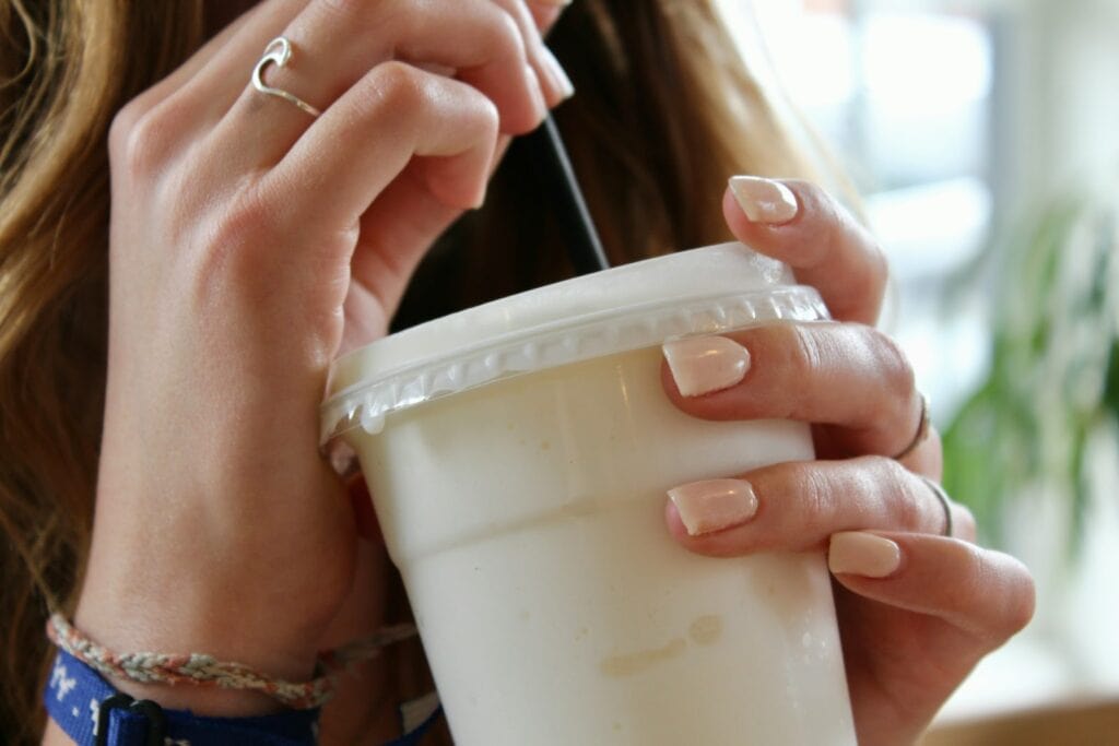健康習慣https://unsplash.com/photos/person-holding-white-plastic-cup-vjBarffxrgs?utm_content=creditCopyText&utm_medium=referral&utm_source=unsplash