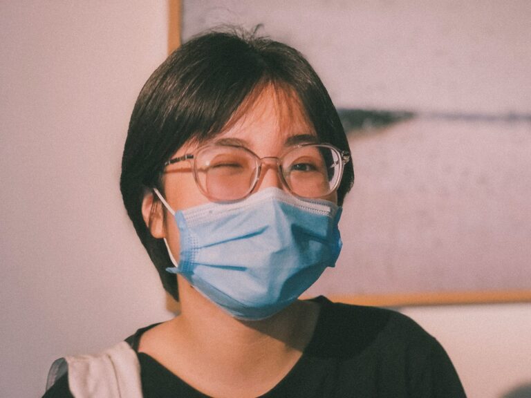 鼻塞不僅讓人困擾，也常常使人晚上睡不著 / Photo by Anh Xuân on Unsplash