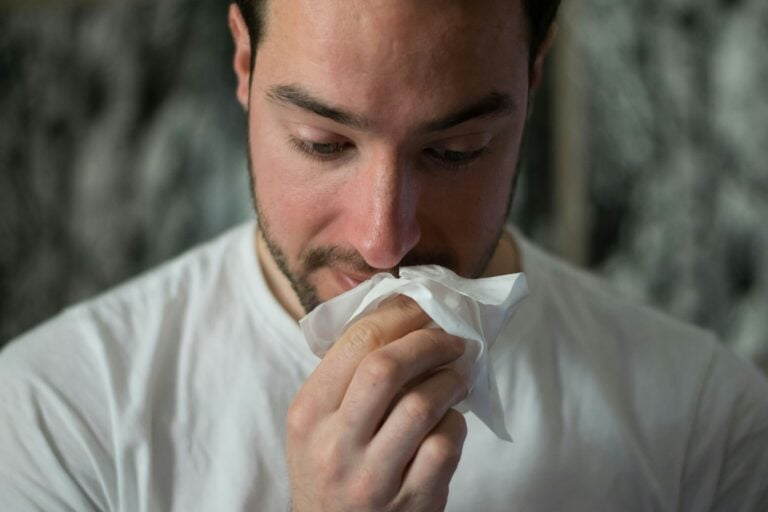 採用醫師推薦的有效方法，成功擊退流鼻水 / 圖片來源：Photo by Brittany Colette on Unsplash