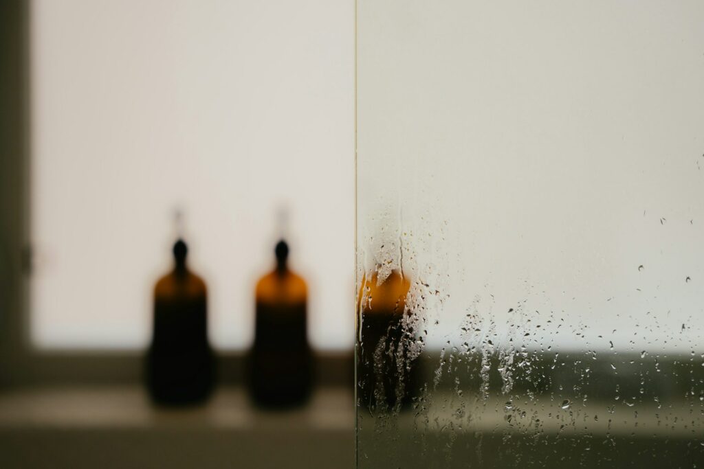 透過日常生活習慣搭配除濕機，能大量減少室內濕度 / Photo by Gabrielle Maurer on Unsplash