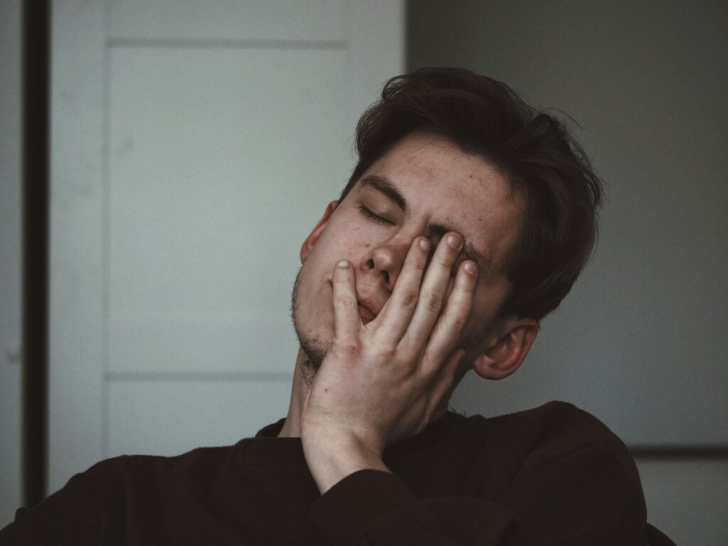 正在牙痛的男人