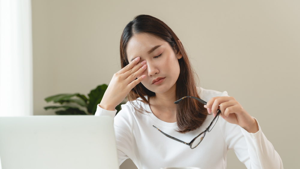 長時間看螢幕眼睛乾澀又模糊？從用眼習慣到眼周放鬆一次看