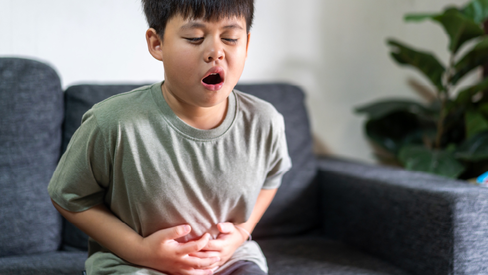 開學後孩子一直肚子痛、睡不著？別急著說是「開學焦慮」！家長先看懂5個身心變化