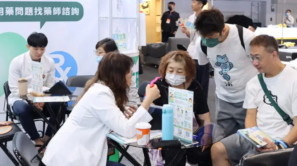 超高齡社會更需要自我照護，社區藥師助把關輕症與多重用藥，成分不明先問藥師