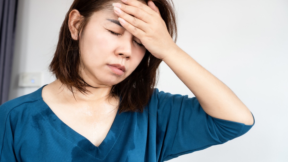 別再只怪卵巢了！研究揭開更年期大腦「重新適應」的健康迷思